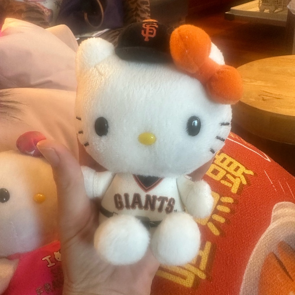 San Francisco small Hello Kitty Plush Set - Picture 3 of 11